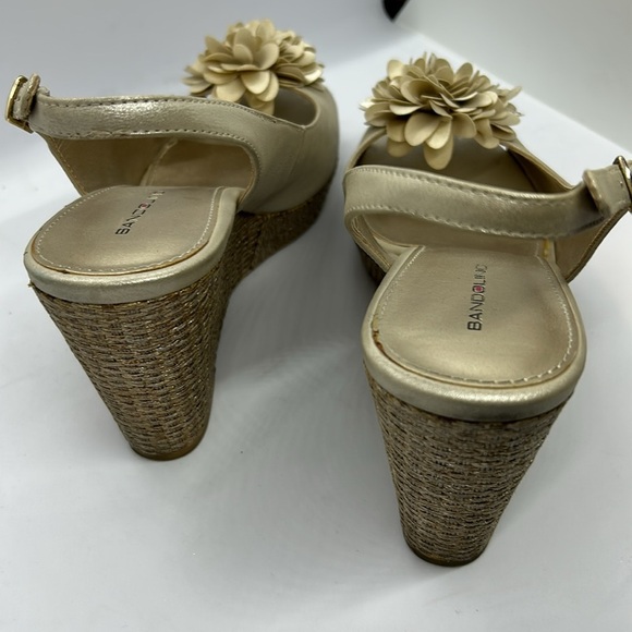Bandolino Prewoned Champagne Floral Wedge Sandals - Picture 8 of 12